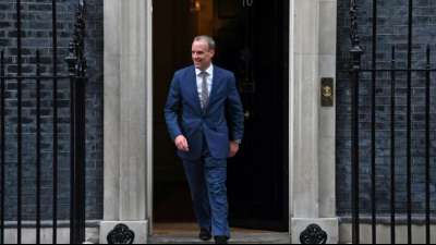 Britischer Au&szlig;enminister Raab verliert Amt bei Kabinettsumbildung