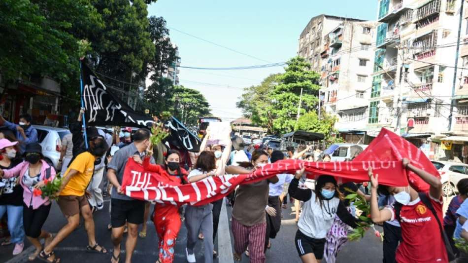Milit&auml;rfahrzeug rast bei Protesten in Myanmar in Demonstrationszug