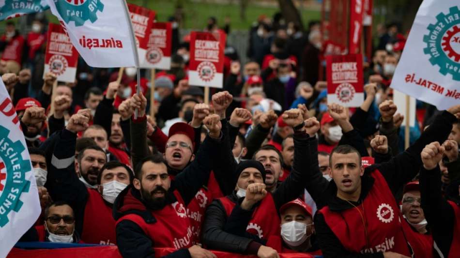 Tausende Menschen protestieren in Istanbul gegen Kaufkraftverlust