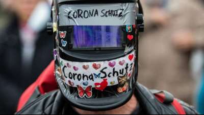 Polizei l&ouml;st in M&uuml;nchen verbotene Impfgegner-Demonstrationen auf