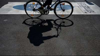 Radfahrer erh&auml;lt nach Sturz bei Umfahren von M&uuml;lltonnen keinen Schadenersatz