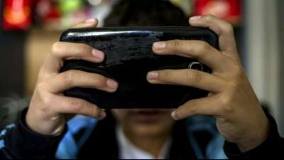 Das erste Smartphone gibt es für viele Kinder zwischen sechs und elf Jahren