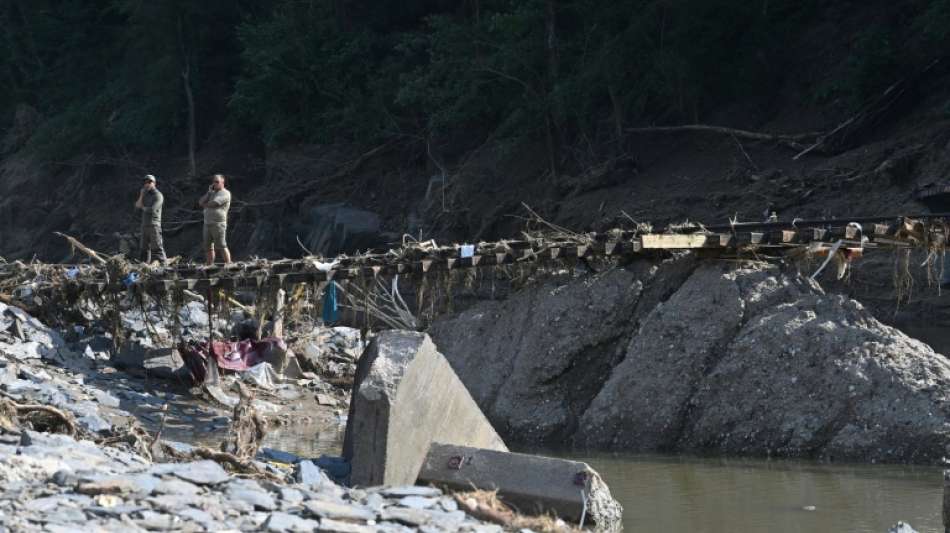 Hochwasser zerst&ouml;rte Br&uuml;cken, Bahn&uuml;berg&auml;nge und Bahnh&ouml;fe