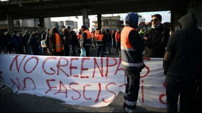 Italienische Hafenarbeiter demonstrieren gegen neue Corona-Regeln