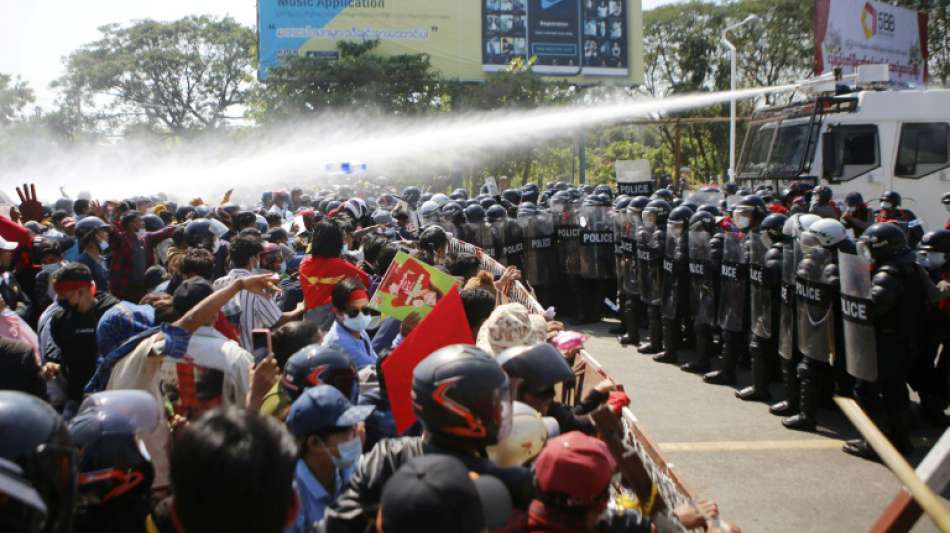 Polizei in Myanmar setzt Gummigeschosse und Tr&auml;nengas gegen Demonstranten ein