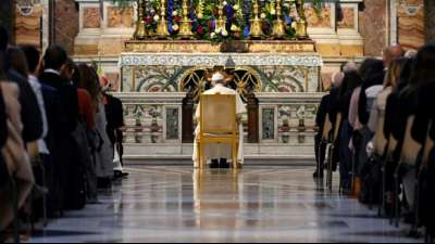 Papst Franziskus betet f&uuml;r ein Ende der Corona-Pandemie