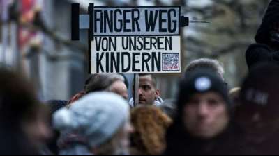 Tausende protestieren gegen Corona-Ma&szlig;nahmen und Impfungen