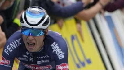 Philipsen gewinnt zweite Vuelta-Etappe - Schachmann st&uuml;rzt
