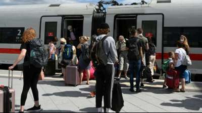 Bundesregierung pr&uuml;ft 3G-Regeln f&uuml;r Fernverkehr der Bahn und Inlandsfl&uuml;ge