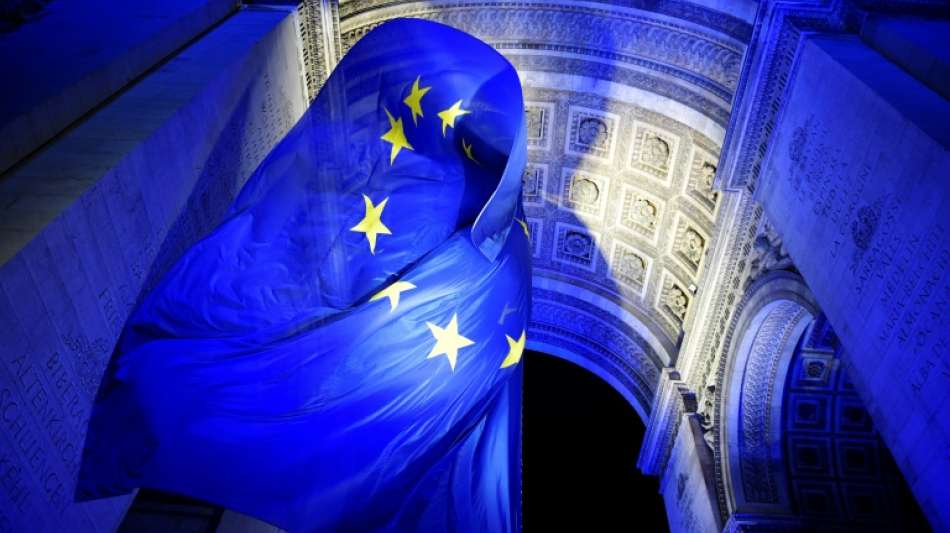 EU-Flagge am Triumphbogen zu Beginn von Ratspr&auml;sidentschaft l&ouml;st Protest aus