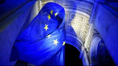 EU-Flagge am Triumphbogen zu Beginn von Ratspr&auml;sidentschaft l&ouml;st Protest aus