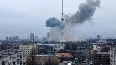 Kiew: Fernsehturm der Hauptstadt durch russischen Angriff getroffen