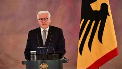 Steinmeier entl&auml;sst bisherige Bundesregierung