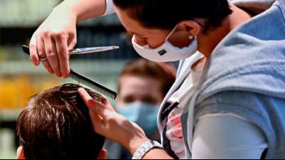 Umfrage: Mehrheit findet &Ouml;ffnung von Friseursalons richtig