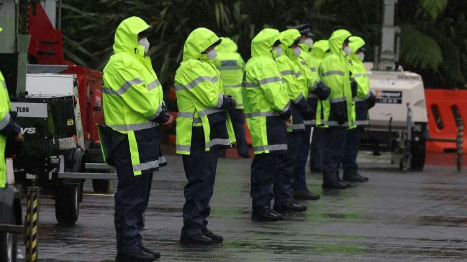 Mit "Macarena" und Sprinklern gegen Impfpflicht-Gegner in Neuseeland
