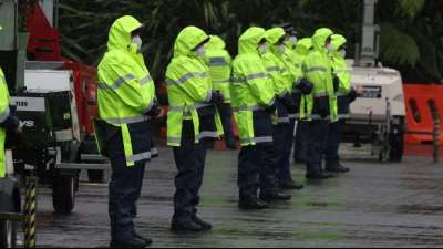 Mit "Macarena" und Sprinklern gegen Impfpflicht-Gegner in Neuseeland