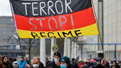 Hunderte Demonstranten in Berlins Innenstadt anl&auml;sslich Impfdebatte im Bundestag