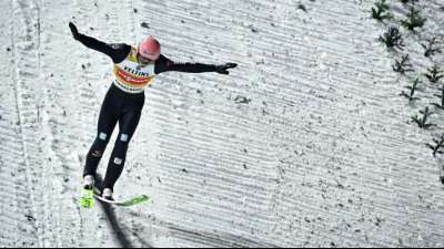 Geiger fliegt in Engelberg erneut auf das Podest - Kobayashi siegt 