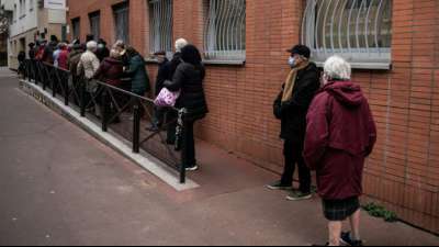 Impfung der &uuml;ber 75-J&auml;hrigen in Frankreich begonnen