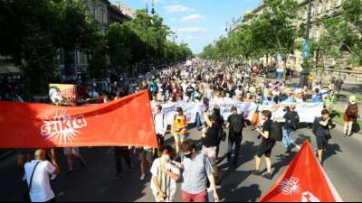 Tausende protestieren in Budapest gegen geplanten Campus einer chinesischen Uni