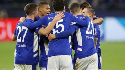 Ohne Trainer und Torj&auml;ger: Schalke schl&auml;gt N&uuml;rnberg