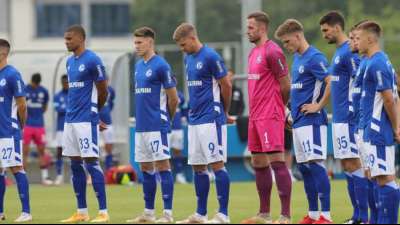 Schweigeminute zum Auftakt der 2. Bundesliga