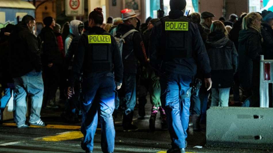 Tausende demonstrieren erneut gegen Corona-Ma&szlig;nahmen