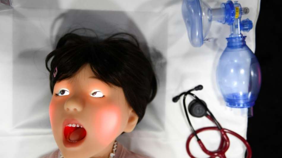 Menschliche Mimik: Kinderpuppen und graugesichtige Roboter