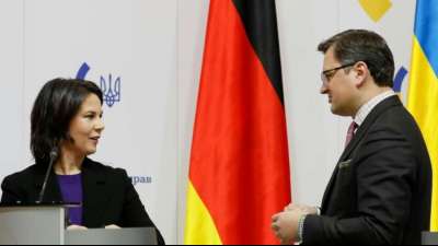Baerbock dr&auml;ngt Putin zu R&uuml;ckkehr an den Verhandlungstisch