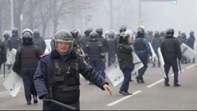 Demonstranten st&uuml;rmen Rathaus in kasachischer Stadt Almaty