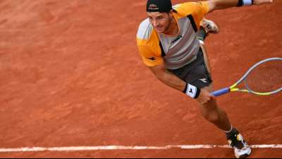 Struff marschiert ins Achtelfinale von Paris, Kohlschreiber scheitert