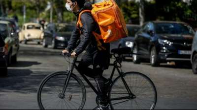 Fahrerinnen und Fahrer von Lieferando bekommen Dienstfahrrad und -smartphone