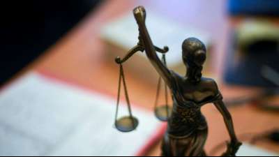 Angeklagter in "NSU 2.0"-Prozess weist Vorw&uuml;rfe zur&uuml;ck