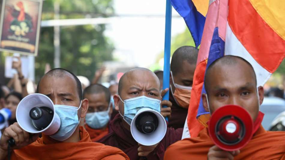 Tausende Menschen in Myanmar setzen Protest gegen Milit&auml;rjunta fort