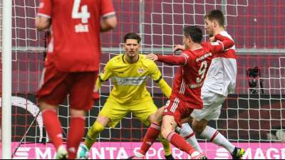 In Unterzahl: Dreierpacker Lewandowski schie&szlig;t VfB ab