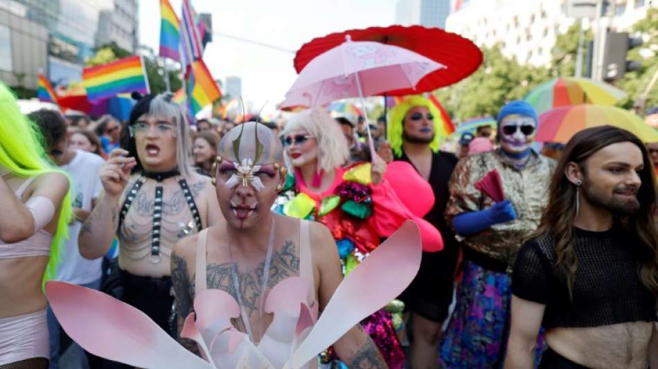 Tausende mit Regenbogenfahnen bei Pride-Parade in Warschau