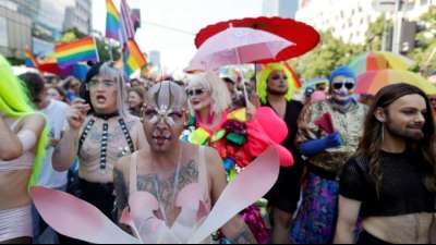 Tausende mit Regenbogenfahnen bei Pride-Parade in Warschau