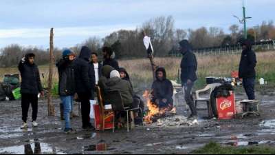 R&auml;umung von Asylantenlager durch Polizei in Nordfrankreich