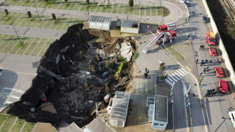 Gigantisches Loch auf Krankenhausparkplatz in Neapel aufgetan