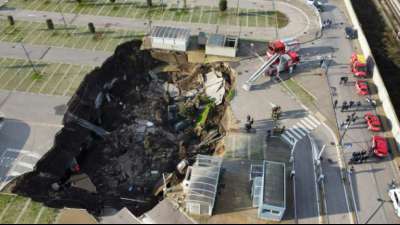 Gigantisches Loch auf Krankenhausparkplatz in Neapel aufgetan