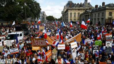 160.000 Menschen protestieren gegen Corona-Regeln in Frankreich