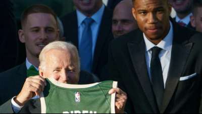 Nach "Auszeit" in Trump-Jahren: NBA-Champion Milwaukee im Wei&szlig;en Haus empfangen