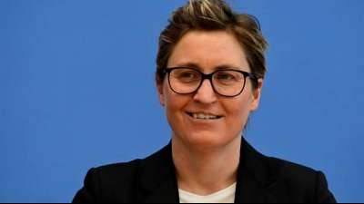 Linken-Chefin macht Regierung f&uuml;r Testcenter-Betr&uuml;gereien mitverantwortlich