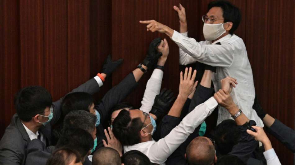 Abgeordnete in Hongkong liefern sich Handgemenge im Parlament