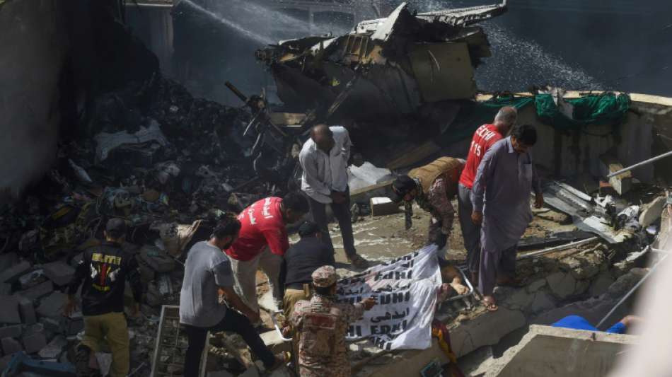 Pakistan: Flugzeug (PK8303) mit 98 Menschen an Bord stürzt ab