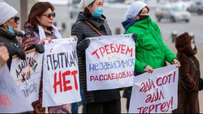 Kasachen gedenken der Toten der Massenproteste im Januar