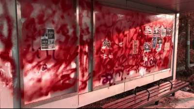 Junta-Gegner in Myanmar verspr&uuml;hen symbolische rote Farbe