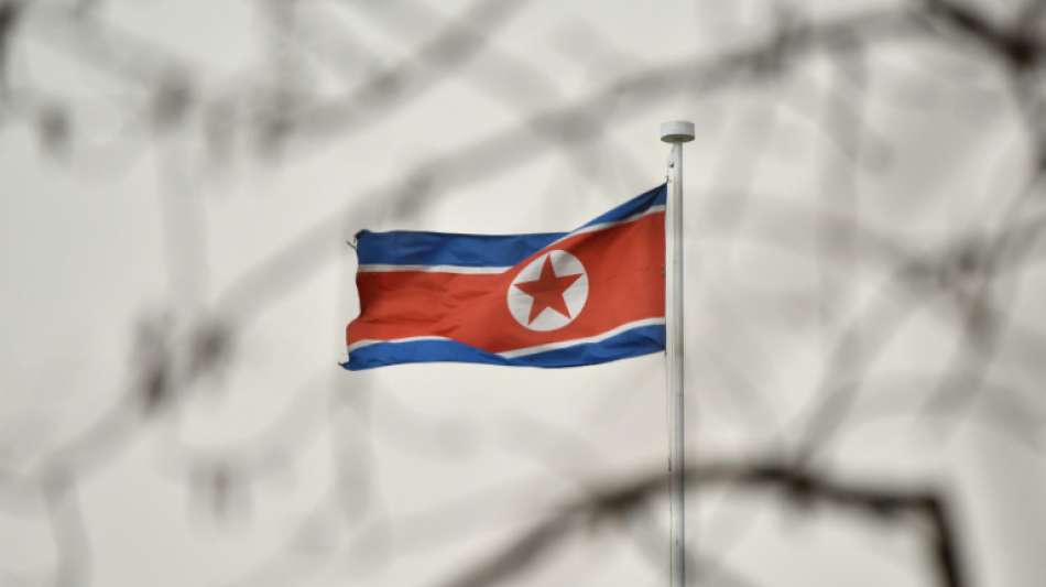 Verarmtes Nordkorea f&uuml;hrt eine neue ballistische Rakete vor