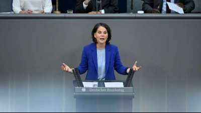 Baerbock greift im Bundestag Union und SPD wegen Klimaschutz an
