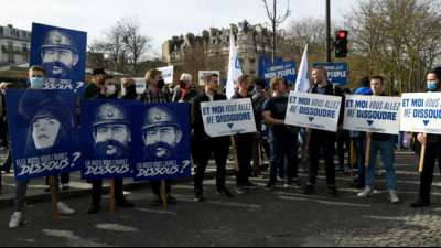 Identit&auml;re protestieren gegen geplantes Verbot in Frankreich